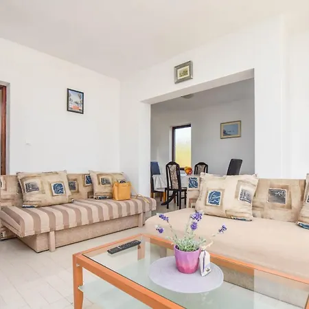 House Marrie Lou Banj